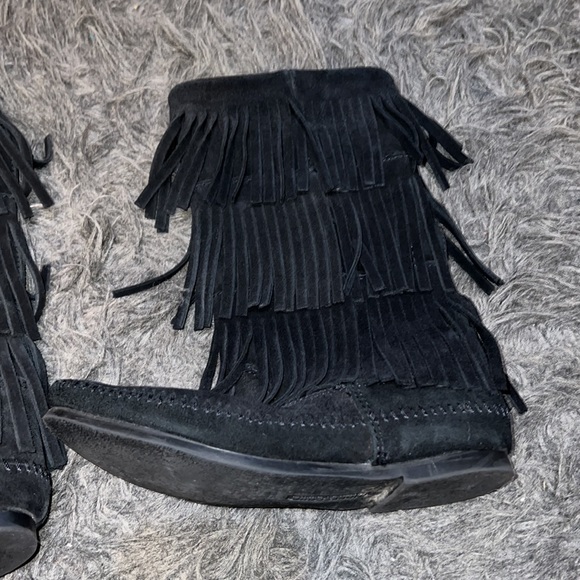 Women's Minnetonka black suede moccasin boots , with fringe, mid-calf, sz 6 - Picture 7 of 11